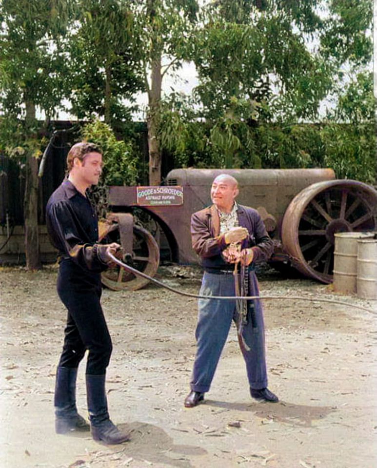 Guy Williams trenuje z batem (Walt Disney Zorro) Guy Williams trains with a whip